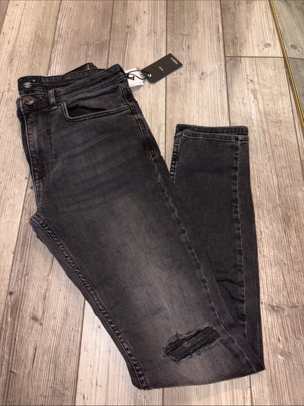 NWT Forever 21 Men's Washed Black Slim Ripped Jeans 31